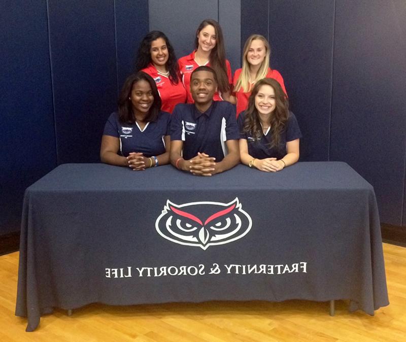 Six FS Life students sitting at a table/booth